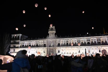 El acto 'Compartiendo ilusiones', en el que se lanzó un millar de farolillos en León - ICAL
