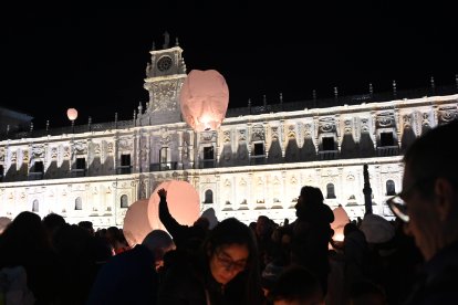 El acto 'Compartiendo ilusiones', en el que se lanzó un millar de farolillos en León - ICAL