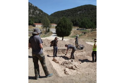 Excavación de la muralla.- E. M.