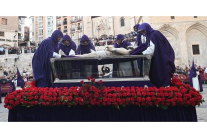 Traslado del Cristo Yacente y Procesión del Santo Entierro en Burgos. ICAL