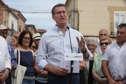 El presidente del PP, y candidato a la presidencia del Gobierno, Alberto Núñez Feijóo, en un acto en Corrales del Vino, Zamora. ICAL