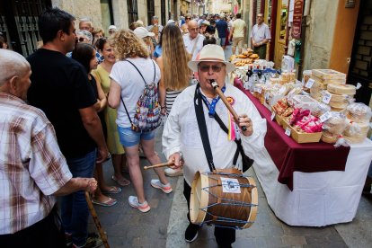 La localidad salmantina de Ciudad Rodrigo celebra la XXXVII edición de la tradicional fiesta del Martes Mayor con un total de 175 puestos de hasta nueve provincias.- ICAL