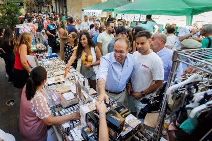 La localidad salmantina de Ciudad Rodrigo celebra la XXXVII edición de la tradicional fiesta del Martes Mayor con un total de 175 puestos de hasta nueve provincias.- ICAL