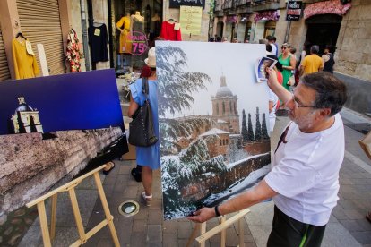 La localidad salmantina de Ciudad Rodrigo celebra la XXXVII edición de la tradicional fiesta del Martes Mayor con un total de 175 puestos de hasta nueve provincias.- ICAL