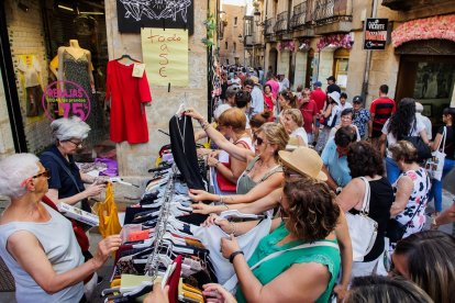 La localidad salmantina de Ciudad Rodrigo celebra la XXXVII edición de la tradicional fiesta del Martes Mayor con un total de 175 puestos de hasta nueve provincias.- ICAL