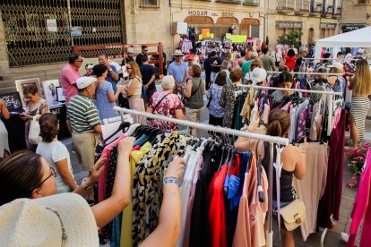 La localidad salmantina de Ciudad Rodrigo celebra la XXXVII edición de la tradicional fiesta del Martes Mayor con un total de 175 puestos de hasta nueve provincias.- ICAL
