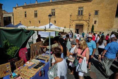 La localidad salmantina de Ciudad Rodrigo celebra la XXXVII edición de la tradicional fiesta del Martes Mayor con un total de 175 puestos de hasta nueve provincias.- ICAL
