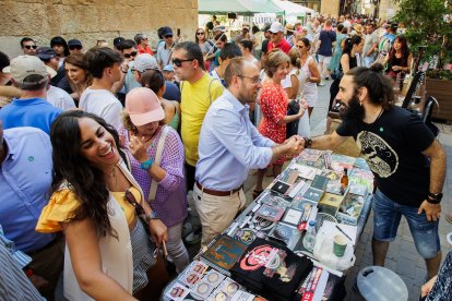 La localidad salmantina de Ciudad Rodrigo celebra la XXXVII edición de la tradicional fiesta del Martes Mayor con un total de 175 puestos de hasta nueve provincias.- ICAL