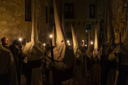 Procesión de la Penitente Hermandad de Jesús Yacente en Zamora. ICAL