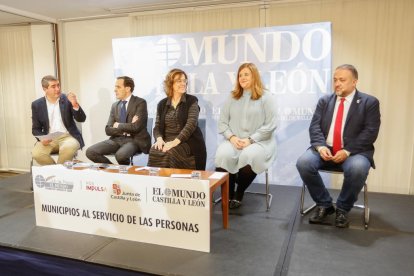 Pablo Lago, director El Mundo Castilla y León; Conrado Íscar, presidente de la Diputación de Valladolid; Ángeles Armisén, presidenta de la FRMP y de la Diputación de Palencia; Clara Martín, alcaldesa de Segovia; y Gerardo Álvarez Courel, presidente del Consejo Comarcal del Bierzo, en el Club de Prensa de EL MUNDO 'Municipios al servicio de las personas'. J. M. LOSTAU