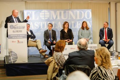 El consejero de la Presidencia, Jesús Julio Carnero, durante su intervención en el Club de Prensa de EL MUNDO, con Pablo Lago, Conrado Íscar, Ángeles Armisén, Clara Martín y Gerardo Álvarez Courel. J. M. LOSTAU