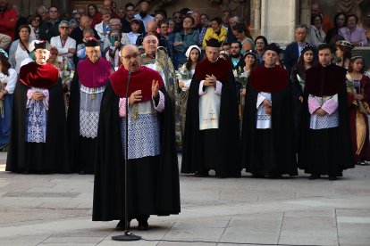 Pendones, Cantaderas y Carros Engalanados celebran las Fiestas de San Froilán en León. Ical