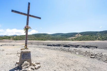 Sequía en el embalse de Riaño (León), con un 42,3% de su capacidad total. En la imagen, zona del pueblo anegado por el pantano, Pedrosa del Rey.- ICAL