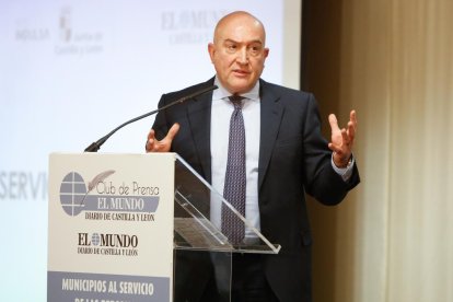 El consejero de la Presidencia, Jesús Julio Carnero, durante su intervención en el Club de Prensa de EL MUNDO, 'Municipios al servicio de las personas'. J. M. LOSTAU