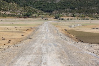 Sequía en el embalse de Riaño (León), con un 42,3% de su capacidad total. En la imagen, zona del pueblo anegado por el pantano, Pedrosa del Rey.- ICAL