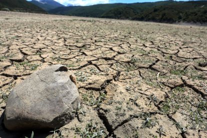 Sequía en el embalse de Riaño (León), con un 42,3% de su capacidad total. En la imagen, zona del pueblo anegado por el pantano, Pedrosa del Rey.- ICAL