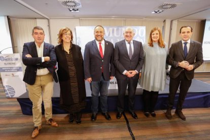 Pablo Lago, director El Mundo Castilla y León; Ángeles Armisén, presidenta de la FRMP y de la Diputación de Palencia; Gerardo Álvarez Courel, presidente del Consejo Comarcal del Bierzo; Jesús Julio Carnero, consejero de la Presidencia; Clara Martín, alcaldesa de Segovia; y Conrado Íscar, presidente de la Diputación de Valladolid en el Club de Prensa de EL MUNDO 'Municipios al servicio de las personas'. J. M. LOSTAU