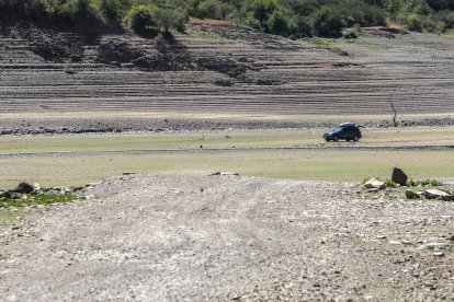 Sequía en el embalse de Riaño (León), con un 42,3% de su capacidad total. En la imagen, zona del pueblo anegado por el pantano, Pedrosa del Rey.- ICAL