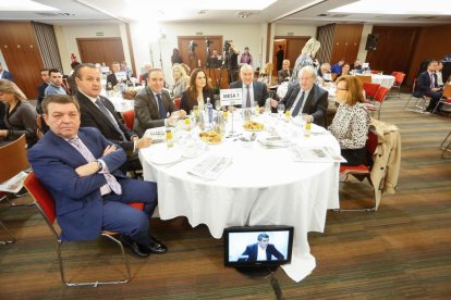 Luis Miguel González, director jurídico de los servicios judiciales de la Junta de Castilla y León; Ignacio Tremiño, director general de Discapacidad de la Comunidad de Madrid; Víctor Alonso, vicepresidente primero de la Diputación de Valladolid; Adriana Ulibarri, presidenta de Edigrup; Jesús Julio Carnero, consejero de Presidencia de la Junta de Castilla y León; Enrique Cabero, presidente del CES; Rosa María Rubio, presidenta de la ONCE en Castilla y León, en el Club de Prensa de EL MUNDO 'Municipios al servicio de las personas'. J. M. LOSTAU