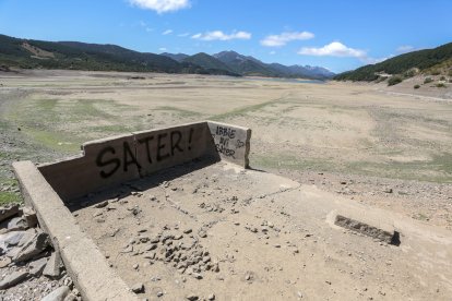 Sequía en el embalse de Riaño (León), con un 42,3% de su capacidad total. En la imagen, zona del pueblo anegado por el pantano, Pedrosa del Rey.- ICAL