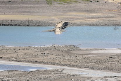 Sequía en el embalse de Riaño (León), con un 42,3% de su capacidad total. En la imagen, zona del pueblo anegado por el pantano, Pedrosa del Rey.- ICAL