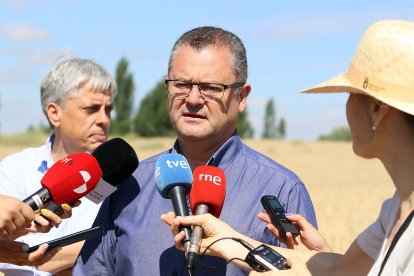 El consejero de Agricultura, Ganadería y Desarrollo Rural, Gerardo Dueñas, presenta los datos de la cosecha de cereal.- ICAL