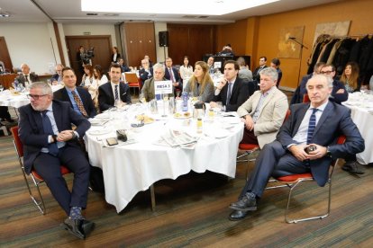 De derecha a izquierda, José Antonio Arias, gerente de El Mundo Castilla y León; Sarbelio Fernández, alcalde de Arroyo de la Encomienda; Guzmán Gómez, diputado delegado de los servicios de Contratación y Nuevas Tecnologías; Raquel Alonso, delegada Territorial de la Junta de Castilla y León en Valladolid; Indalecio Escudero Parrilla, viceconsejero de Administraciones Públicas y Atención al Ciudadano; David Esteban, diputado delegado del Área de Servicios Sociales e Igualdad de Oportunidades; Mario de Fuentes, portavoz de Vox en la Diputación; Emilio Arroitia, director de Administración Local de la Junta de Castilla y León, en el Club de Prensa de EL MUNDO 'Municipios al servicio de las personas'. J. M. LOSTAU