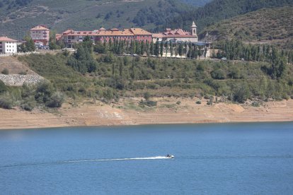Sequía en el embalse de Riaño (León), con un 42,3% de su capacidad total. En la imagen, zona del pueblo anegado por el pantano, Pedrosa del Rey.- ICAL