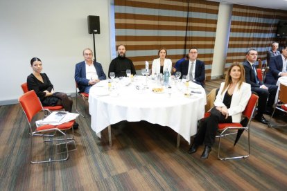 De derecha a izquierda, Marisa Vázquez, directora de informativos de RTVCYL; Javier González, diputado delegado de Juventud y Deportes de Valladolid; Inmaculada Toledano Flores, diputado delegada del Servicio de Promoción Agroalimentaria; Luis Javier Gómez, alcalde de Tudela de Duero; José Antonio Mateo, diputado de Segovia; Tamara Fernández, directora Comercial El Mundo Castilla y León, en el Club de Prensa de EL MUNDO 'Municipios al servicio de las personas'. J. M. LOSTAU