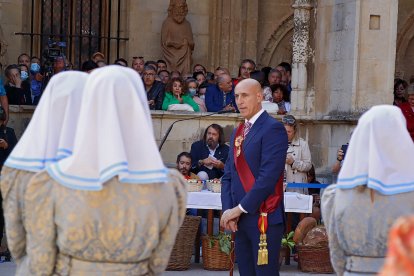 Pendones, Cantaderas y Carros Engalanados celebran las Fiestas de San Froilán en León. Ical