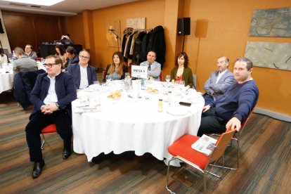 De derecha a izquierda, Pablo Ángel Torrego, alcalde de Navalmanzano y diputado de Segovia; Mateo Otero Alberto, portavoz en Pedraza de la Sierra; María de Diego Maté, directora autonómica de Voluntariado, Participación y Desarrollo de la red territorial de Castilla y León de la Cruz Roja; Alfonso Romo, diputado delegado de Contratación, NN.TT. y Administración Electrónica; Raquel González, diputada delegada Familia e Igualdad de Valladolid; Florencio Carrera, director de La 8 Valladolid; Narciso Prieto, director de Relaciones Institucionales de Caja Rural Zamora, en el Club de Prensa de EL MUNDO 'Municipios al servicio de las personas'. J. M. LOSTAU