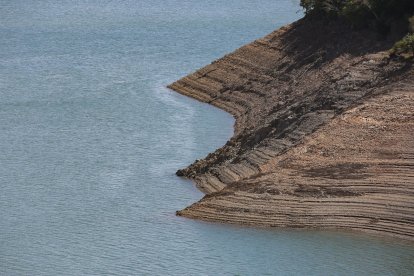Sequía en el embalse de Riaño (León), con un 42,3% de su capacidad total. En la imagen, zona del pueblo anegado por el pantano, Pedrosa del Rey.- ICAL
