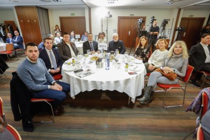 De derecha a izquierda, Nieves Luquero, jefa comercial de El Mundo Castilla y León; Miryam de Prado, Media Development Expert Proxima; Alicia Manrique de Heves; Pedro Pablo Santamaría, diputado provincial de Valladolid, Félix Rodríguez, vicepresidente de Vox Valladolid, David Gutiérrez, alcalde de Martín Muñoz de la Dehesa y diputado provincial de Segovia; Gonzalo Cebrián, director de Banca e Instituciones de CaixaBank en Valladolid; Roberto Migallón, alcalde de Zaratán; en el Club de Prensa de EL MUNDO 'Municipios al servicio de las personas'. J. M. LOSTAU