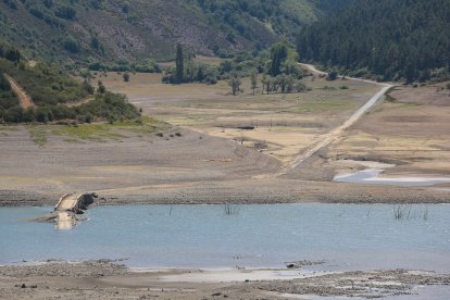 Sequía en el embalse de Riaño (León), con un 42,3% de su capacidad total. En la imagen, zona del pueblo anegado por el pantano, Pedrosa del Rey.- ICAL