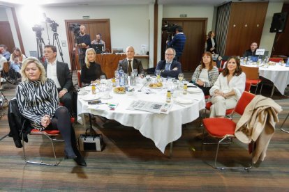 De derecha a izquierda, Ruth Álvarez, coordinadora de proyectos de y responsable de Asistencia Personal de PREDIF en Castilla y León; Henar González, alcaldesa de La Pedraja de Portillo, Agustín Tapia, director de Área Grandes Cuentas, Mutua Universal; José Modesto de RENFE; Ana Remis del departamento comercial de El Mundo Castilla y León; José Luis Díez Rodríguez, director territorial del Grupo Eulen en el Club de Prensa de EL MUNDO 'Municipios al servicio de las personas'. J. M. LOSTAU