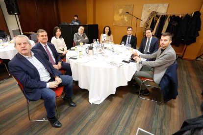 Ricardo Álvarez, gerente de comunicación de Mercadona de Castilla y León y Aragón; José Manuel Laustalet, responsable de AAPP La Rioja y Castilla y León de Vodafone; Guillermo López, gerente Lex Laborum; Sara Gil, del departamento comercial de El Mundo Castilla y León; Gonzalo Palencia, director del Grupo Palencia; Yoel Palencia, gerente del Grupo Palencia; Luis Ortíz, director gerente de Fundación Schola, en el Club de Prensa de EL MUNDO 'Municipios al servicio de las personas'. J. M. LOSTAU