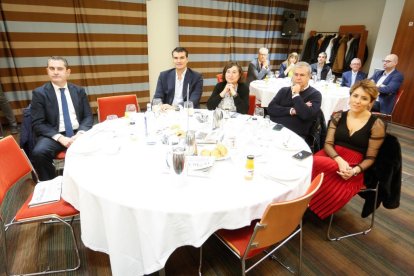 De derecha a izquierda, Virginia Almanza, teniente de alcalde de Aldeamayor de San Martín, Antonio Ibáñez, alcalde de San Martín de Valvení; Emiliana Centeno, alcaldesa de Mucientes; Santiago Campos, presidente de la comisión de Relaciones Internacionales de la CEOE Valladolid; José Luis de la Fuente, director comercial de RTVCYL, en el Club de Prensa de EL MUNDO 'Municipios al servicio de las personas'. J. M. LOSTAU