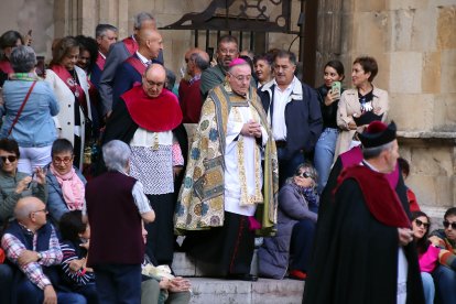 Pendones, Cantaderas y Carros Engalanados celebran las Fiestas de San Froilán en León. Ical