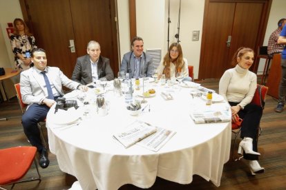 De derecha a izquierda, Conchi Vicente, jefa de prensa de la Diputación de Palencia; Mónica Martín de prensa del PSOE en la Diputación; Raúl Mata, delegado en Castilla y León de La Razón; Juan Pablo Pascual, jefe del gabinete de prensa de la Diputación de Valladolid; Juanma García, jefe de prensa de la Consejería de Presidencia,  en el Club de Prensa de EL MUNDO 'Municipios al servicio de las personas'. J. M. LOSTAU