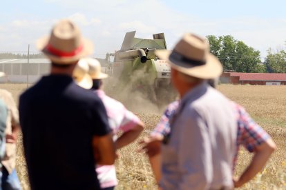 El consejero de Agricultura, Ganadería y Desarrollo Rural, Gerardo Dueñas, presenta los datos de la cosecha de cereal.- ICAL