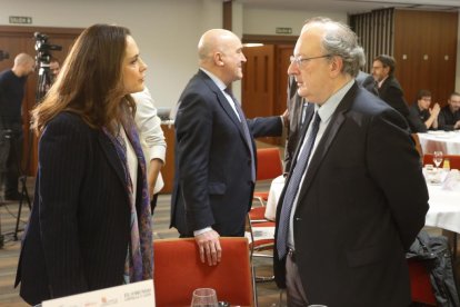 Adriana Ulibarri, presidenta de Edigrup, y Enrique Cabero, presidente del CES, en el Club de Prensa de EL MUNDO 'Municipios al servicio de las personas'. J. M. LOSTAU