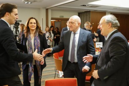 Guzmán Gómez, diputado delegado de los servicios de Contratación y Nuevas Tecnologías, Adriana Ulibarri, presidenta de Edigrup, Jesús Julio Carnero, consejero de la Presidencia, y Enrique Cabero, presidente del CES, en el Club de Prensa de EL MUNDO 'Municipios al servicio de las personas'. J. M. LOSTAU