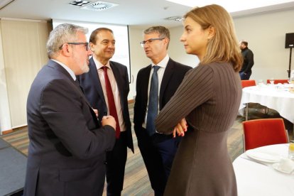 Emilio Arroitia, director de Administración Local de la Junta de Castilla y León; José Miguel de Elías, viceconsejero de Relaciones Internacionales y Administración Local; Santiago Fernández, secretario general de la Consejería de Presidencia; y María del Valle Ares, consejera electiva del Consejo Consultivo de Castilla y León en el Club de Prensa de EL MUNDO, 'Municipios al servicio de las personas'. J. M. LOSTAU