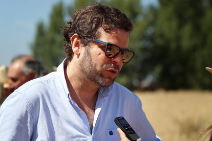 El alcalde de Almanza, Javier Santiago Vélez.- ICAL