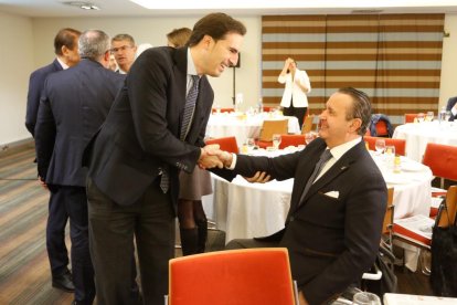 Guzmán Gómez, diputado delegado de los servicios de Contratación y Nuevas Tecnologías, e Ignacio Tremiño, director general de Discapacidad de la Comunidad de Madrid en el Club de Prensa de EL MUNDO 'Municipios al servicio de las personas'. J. M. LOSTAU