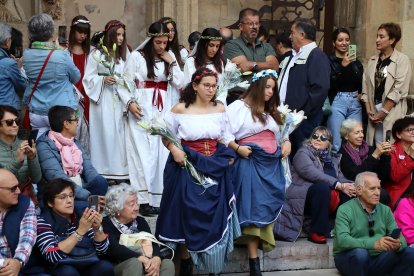 Pendones, Cantaderas y Carros Engalanados celebran las Fiestas de San Froilán en León. Ical