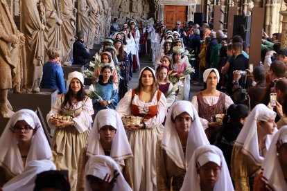Pendones, Cantaderas y Carros Engalanados celebran las Fiestas de San Froilán en León. Ical