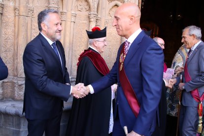 Pendones, Cantaderas y Carros Engalanados celebran las Fiestas de San Froilán en León. Ical