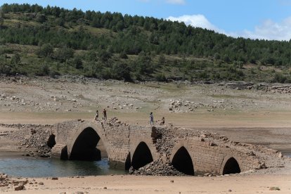 Embalses de Palencia
Aspecto del embalse de Aguilar de Campoo, donde reaparece el puente medieval de lo que un día fue Villanueva del Río(Palencia).- ICAL
