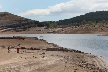 Embalses de Palencia
Aspecto del embalse de Aguilar de Campoo, donde reaparece lo que un día fue Villanueva del Río (Palencia).- ICAL